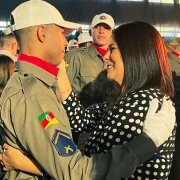 Foto mostra mãe olhando com ternura para filho durante formatura