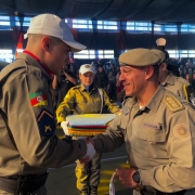 Na foto, coronel Douglas, subcomandante-geral da BM, aperta mão do laureado da turma de Osório