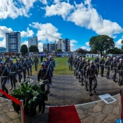 Imagem panorâmica mostra os formandos perfilados em frente ao palanque durante a formatura