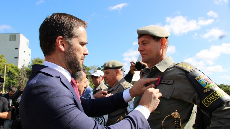 Governador entrega medalha