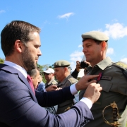 Governador entrega medalha