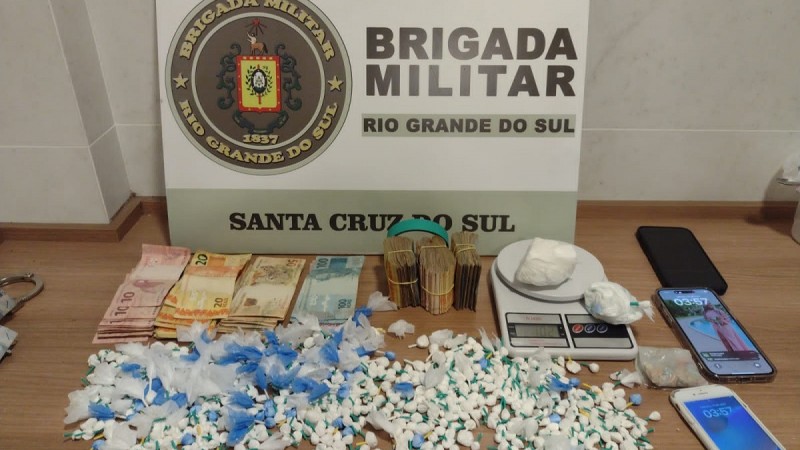 A Brigada Militar de Santa Cruz do Sul, 23° BPM, através da Força Tática, realiza a prisão de um homem, 34 anos e uma mulher, 31 anos nesta madrugada (15/4) por volta das 02h da manhã, por tráfico de drogas e corrupção ativa no bairro Bom Jesus.