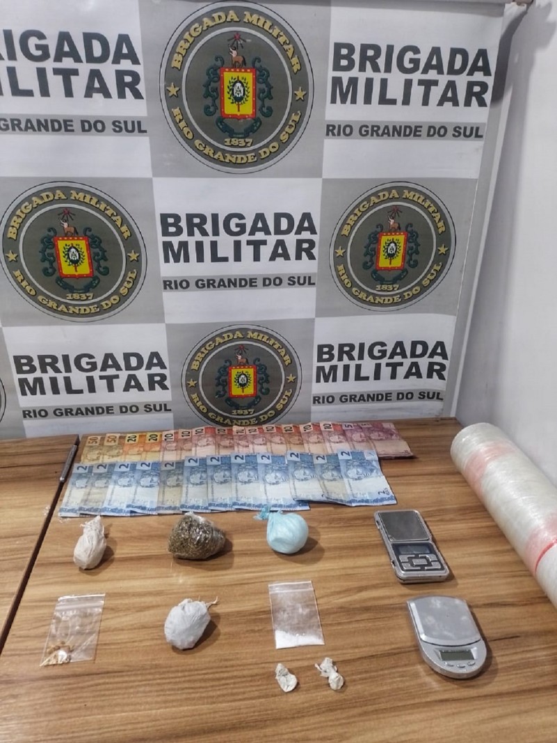 A Brigada Militar de Venâncio Aires, 23° BPM, realizou a prisão de dois homens, 30 e 22 anos, nesta madrugada (15/4) por volta das 03h, por tráfico de drogas no bairro Santa Tecla.