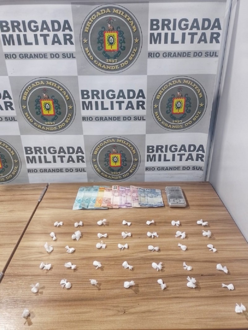 Na noite de segunda-feira (17/4), a Brigada Militar apreendeu dois adolescentes, um de 15 anos pelo crime de receptação e o outro de 17 anos por tráfico de drogas, no bairro Gressler.