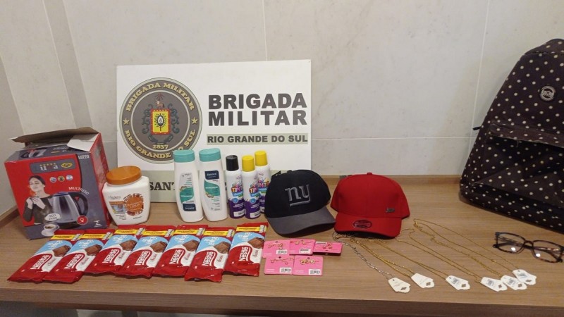 No final da manhã de terça-feira (18/4), a Brigada Militar de Santa Cruz do Sul realizou a prisão de dois homens de 25 e 31 anos, após serem flagrados com diversos objetos oriundos de furtos cometidos em estabelecimentos comerciais em Santa Cruz do Sul.