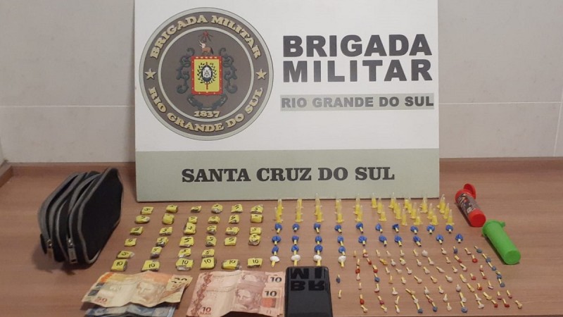 A Brigada Militar, através da Força Tática 23ºBPM, realizou na madrugada deste sábado (22/04) a prisão de dois indivíduos por tráfico de entorpecentes no Bairro Bom Jesus.