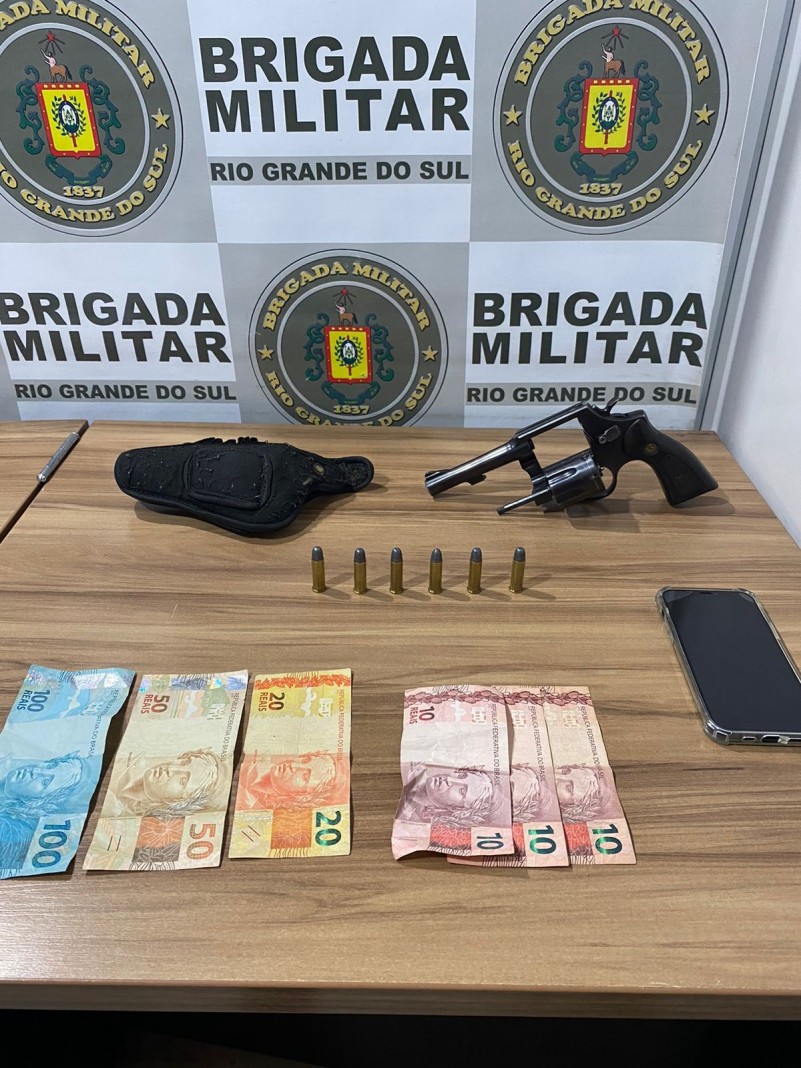 Brigada Militar através da 3 Companhia do 23° BPM efetuou a prisão de um indivíduo de 26 anos, na madrugada desta segunda feira (24/04), por Porte Ilegal de Arma de Fogo e Receptação no município de Venâncio Aires.