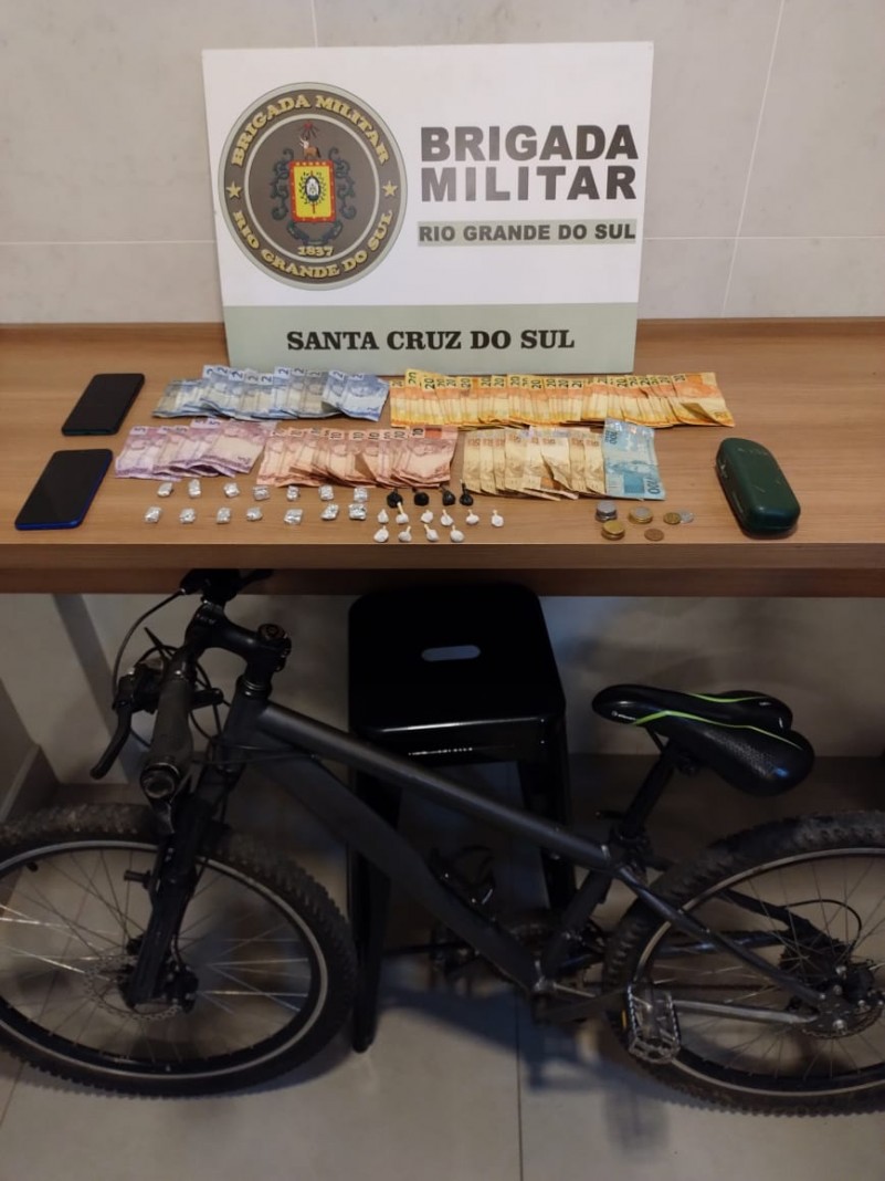 Na tarde de segunda-feira (24/4), às 15h20, a Brigada Militar de Santa Cruz do Sul, através dos policiais da Força Tática, realizou a prisão de um homem de 35 anos por tráfico de drogas no bairro Santa Vitória.