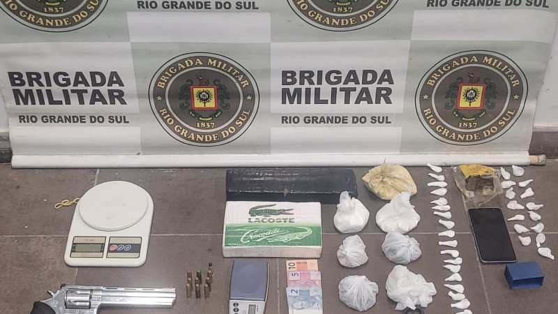 Drogas apreendidas, balança de precisão, arma, celular, dinheiro