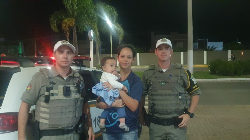 Soldados Franco (esquerda) e Dressel com a mãe e o bebê