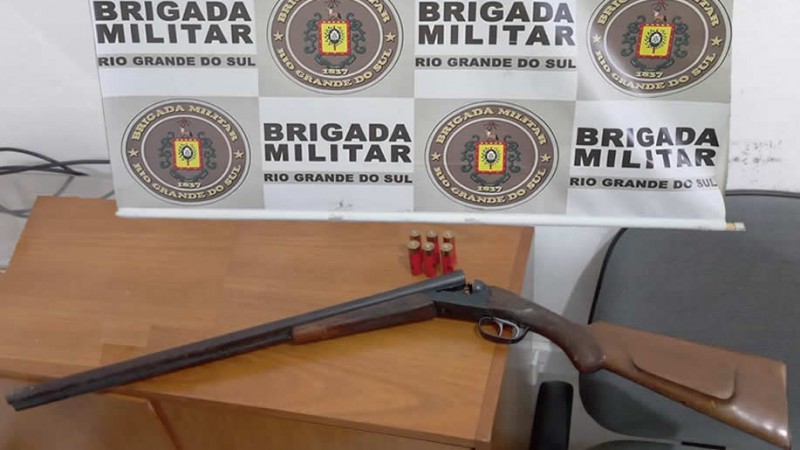 Espingarda, calibre 16, estava em cima do guarda roupas
