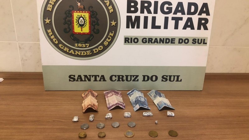 Na manhã de sexta-feira (12/5), às 11h, a Brigada Militar de Santa Cruz do Sul realizou a prisão de um homem de 21 anos por tráfico de tráfico de drogas e apreendeu um adolescente de 15 anos, no bairro Bom Jesus.