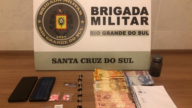 Na noite de sábado (13/5), às 22h, a Brigada Militar de Santa Cruz do Sul realizou a prisão de uma mulher de 31 anos por tráfico de drogas, no bairro Senai, em Santa Cruz do Sul.