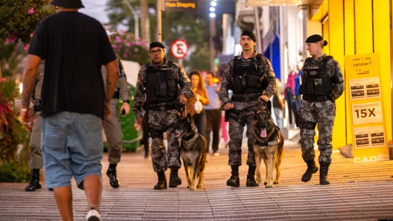 Policias militares do Canil do 12º BPM em patrulhamento ostensivo