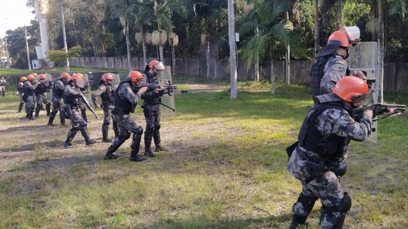 FT e ROCAM do 25º BPM em posição de utilização da arma calibre 12