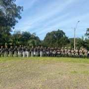 Instrutores do 1º BPChq, FT e ROCAM do 25º BPM perfilados em foto de encerramento de instrução