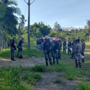 FT e ROCAM do 25º BPM agrupados recebendo instrução de granadas