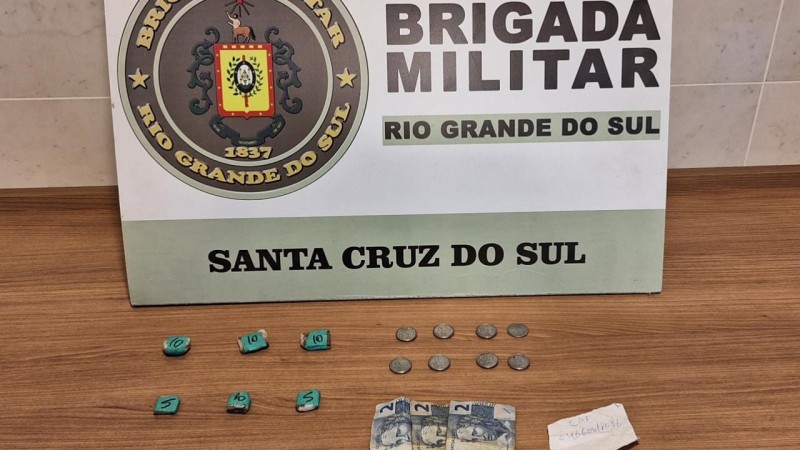 Na manhã de segunda-feira (15/5), às 10h, a Brigada Militar de Santa Cruz do Sul realizou a prisão de um homem de 26 anos por tráfico de drogas, no bairro Bom Jesus em Santa Cruz do Sul.
