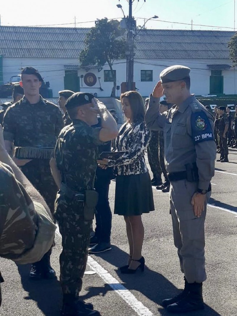 Na manhã de quinta-feira (18/5), o Comandante do 23º Batalhão de Polícia Militar (23º BPM), Tenente-Coronel Rodrigo Schoenfeld, foi agraciado pelo Comandante do 7° Batalhão de Infantaria Blindado, Tenente-Coronel Marcelo Soares de Oliveira com o diploma “Mérito Gomes Carneiro”, durante a cerimônia de comemoração ao aniversário do 7° BIB.