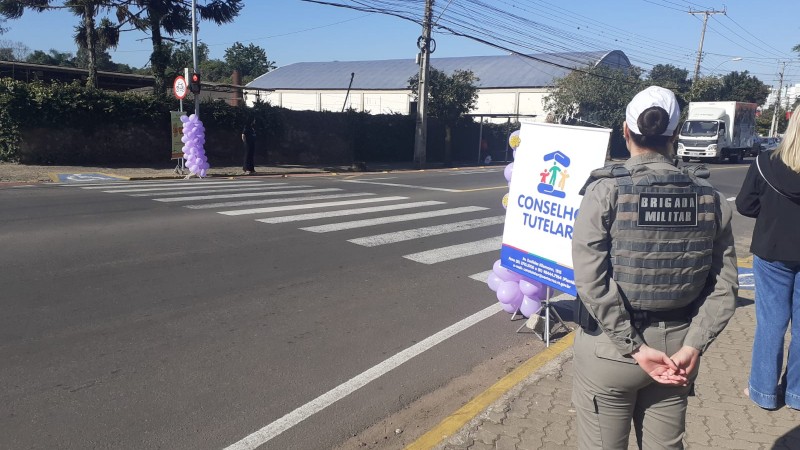 Na manhã de quinta-feira (18/5), a Brigada Militar participou da Operação Integrada Caminhos Seguros, a qual objetivou promover ações conscientização e prevenção aos crimes de exploração sexual tendo como vítimas crianças e adolescentes, dentro da “Operação Integrada Caminhos Seguros”, desencadeada pela Secretaria de Operações Integradas do Ministério da Justiça e Segurança.