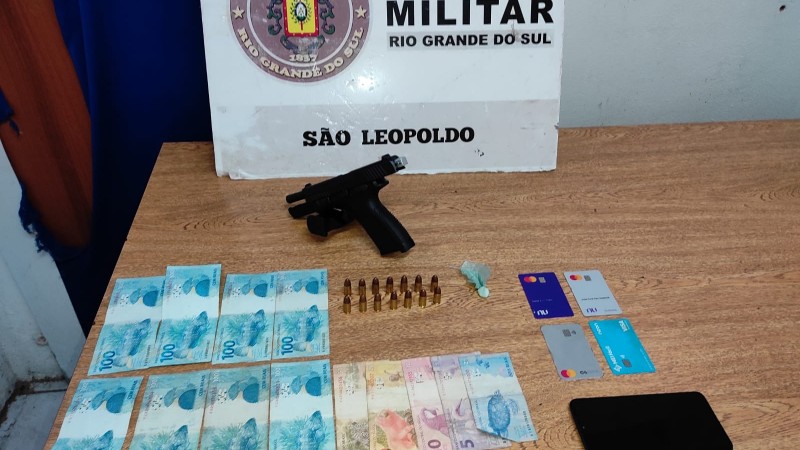 Arma, dinheiro celular, cartões e droga apreendida pela BM de São leopoldo