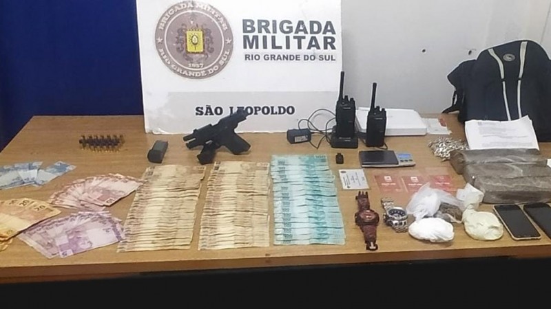 Arma, drogas e materiais apreendidos em ação da BM em São Leopoldo