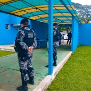 Efetivo pronto no portão de acesso do estádio cristo Rei