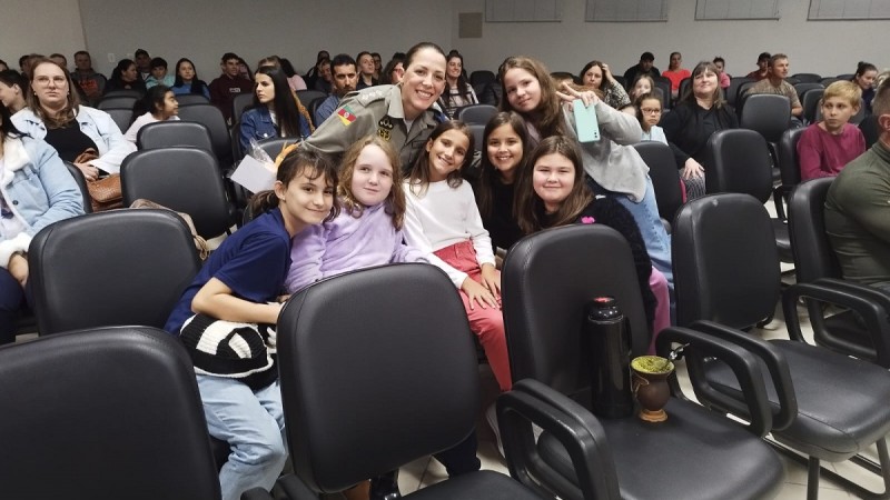 Na noite de quarta-feira (17/05), a Brigada Militar de Candelária, através da Comandante da 4ª CIA, Capitã Quelen Brondani de Aquino, participou da Noite das Famílias, promovida pela Direção da Escola Estadual Guia Lopes do município de Candelária. 