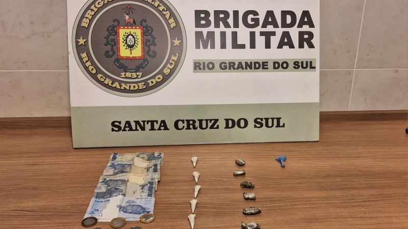 Na noite de terça-feira (23/5), às 19h35, a Brigada Militar de Santa Cruz do Sul realizou a prisão de dois homens de 30 e 33 anos por tráfico de drogas, em Santa Cruz do Sul.