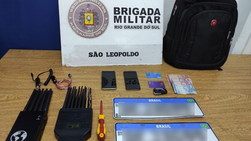 Bloqueador de sinal, placas clonadas, celulares chave dinheiro e cartões apreendidos