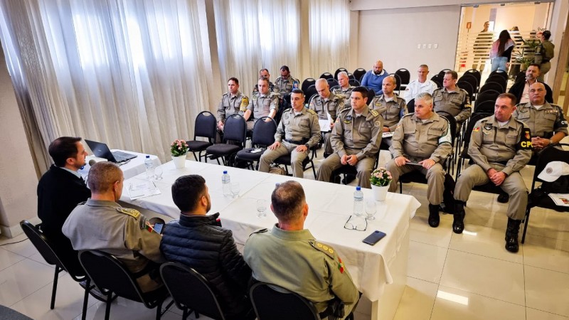 Militares estão reunidos em uma sala