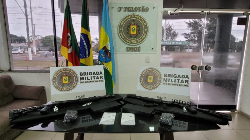 Duas espingardas calibre 12 dispostas sobre uma mesa no Pelotão de Imbé