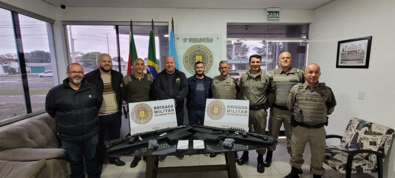 Autoridades militares e civis presentes no ato da doação das armas