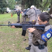Efetivo sendo habilitado para uso de carabina