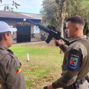 Efetivo sendo habilitado para uso de carabina