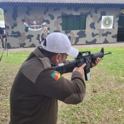 Efetivo sendo habilitado para uso de carabina