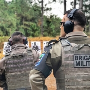 Efetivo sendo habilitado para uso de carabina