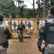 Efetivo sendo habilitado para uso de carabina
