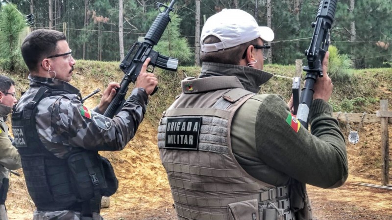 Efetivo sendo habilitado para uso de carabina