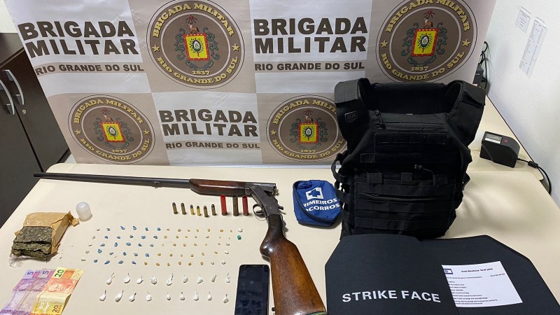 Brigada Militar realiza prisão por porte ilegal de arma de fogo e tráfico de entorpecentes