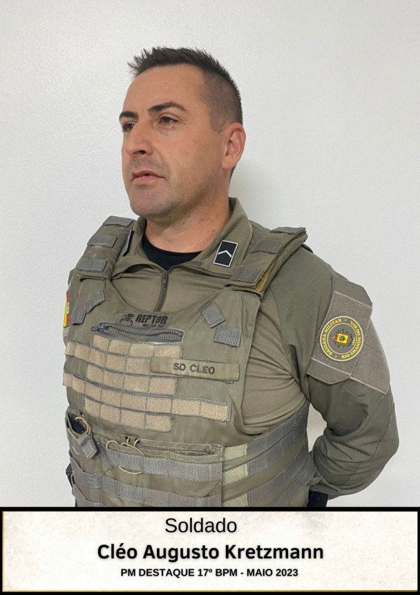 Policial militar escolhido como destaque do Mês de maio no 17º BPM, devidamente fardado e com colete balístico.