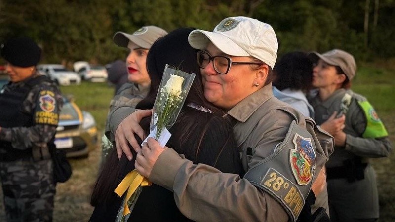A família da Soldado Bianca Fontela surpreendeu as policiais militares ao presenteá-las com rosas brancas.