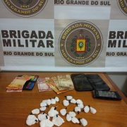 apreensão de drogas, dinheiro e celulares