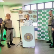 Diretor do departamento de saúde coronel Regis Reche discursando ao público.