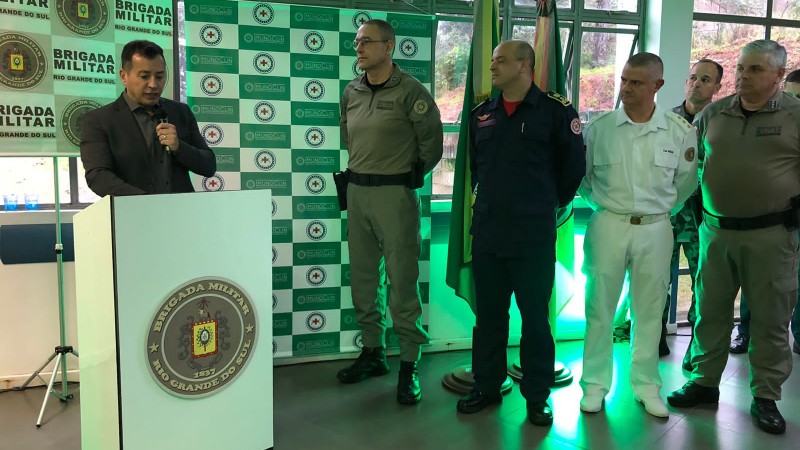 Secretario da segurança pública do RS discursando ao público presente na solenidade.