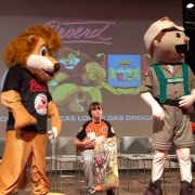 leão e mascote PM Sinos com destaque da turma