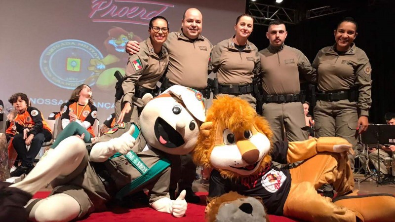 equipe PROERD do 25&ordm; BPM com os mascotes