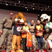 Destaque da turma recebendo seus prêmios e medalha