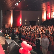 alunos e plateia na formatura