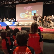alunos assistindo apresentação da banda de música da Brigada Militar 